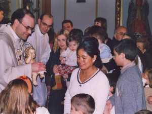 Aledanos acuden a besar al Ni�o 