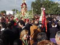 Autoridades y fieles rodean a la Mrtir 