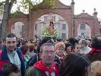 Cruzando el Arco del Santuario 