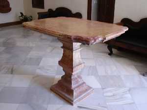 Mesa de jaspe rojo [Ceheg�n_Iglesia-Museo Santa Mar�a Magdalena]