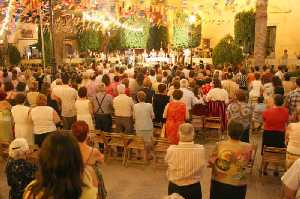 Todo el pueblo de Lorqu acude al acto religioso 