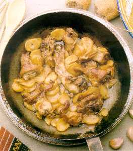 Conejo con patatas al ajo cabail