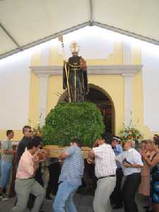 San Agust�n sale de la iglesia de Oj�s [Oj�s_Fiestas San Agust�n y Santa Mar�a]