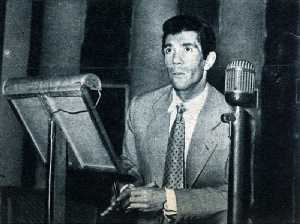 Jos� Garc�a Guardiola, una de las 'voces de Hollywood', en el atril de doblaje.