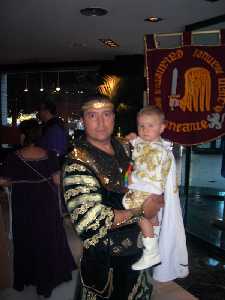 Juan Carlos Perez Moreno y su hijo Victor en el dia de su bautizo.