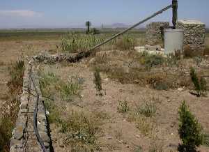 Pozo pr�ximo a la costa en la Marina del Carmol�, con restos de una antigua noria
