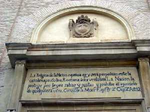 Escudo e Inscripci�n de la Puerta[Iglesia de Santiago Apostol Pliego]