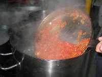 Aadir el sofrito a la coccin de los garbanzos y los callos 