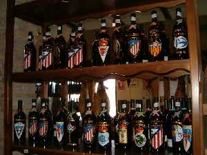 Exposici�n de botellas de vino en Fuente del Pino 