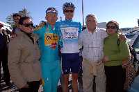 Luis Len, en el centro, junto con su compaero Vinokourov