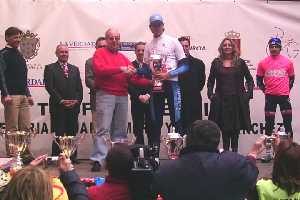 Baos recibiendo el premio de la motaa del Trofeo Guerrita