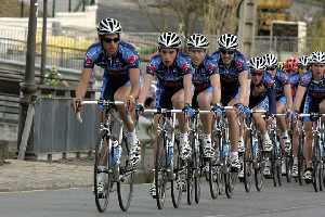 Baos tira del pelotn junto con su equipo
