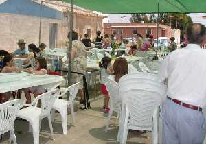 Los vecinos se re�nen para comer 