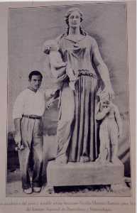 Nicol�s Mart�nez con una de sus creaciones