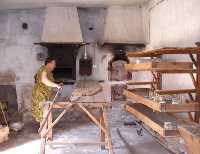 Isabel Nicol�s preparando el pan 