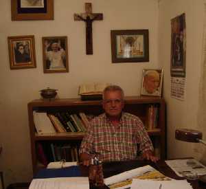 Federico Pag�n en el despacho de la iglesia 