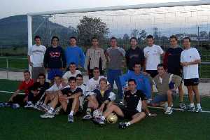Jos Joaqun Rojas, sentado y primero por la izquierda, en un partido de ftbol
