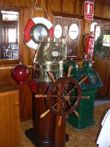 Detalles marineros en el interior del barco