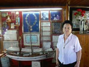 Fuensanta Albaladejo junto a la vitrina de los premios