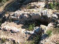 Detalle de dos fosas del cementerio de Siyasa 