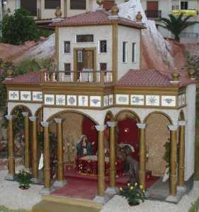 Junto al altar