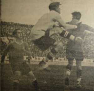 Juseph atrapa un baln en un partido ante el Barcelona