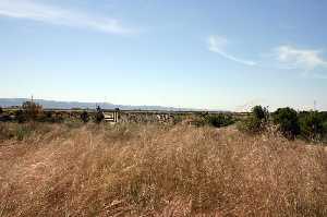 Campo de secano y al fondo autov�a del mediterraneo