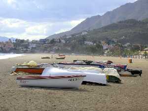 Peque�os barcos de pesca en la playa[Bolnuevo]