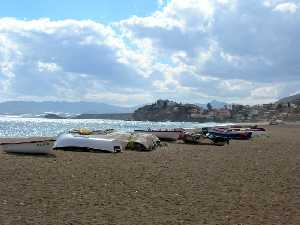 Peque�os barcos de pesca en la playa de Bolnuevo