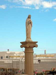 Virgen de la Pur�sima junto a la Iglesia
