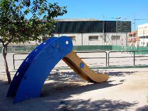 Jard�n y pista junto a calle Diocleciano
