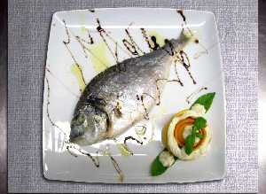Dorada a la sal emplatada y presentada con guarnicin 