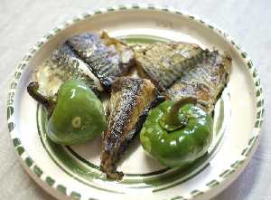 Caballa frita con pimientos