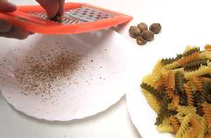 Rallando nuez moscada para a�adir a pasta 