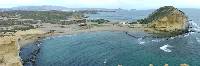 Tmbolo, playas y acantilados de la Carolina-Cuatro Calas. guilas. La parte superior corresponde a conglomerados litorales cuaternarios. Obsrvese el ascenso que ha experimentado los materiales