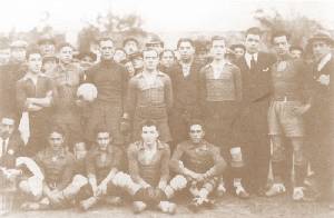 Juseph, con el baln en la mano, posa junto a sus compaeros