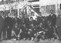 La plantilla del Real Murcia posa en el exterior de La Condomina a finales de la dcada de 1920
