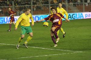 Mista controla el baln en partido de la Seleccin Murciana de Ftbol frente a Lituania, 28 de diciembre de 2005