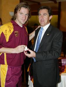 Mista recibe el pin con el escudo de la Seleccin Murciana de Ftbol [Mista]